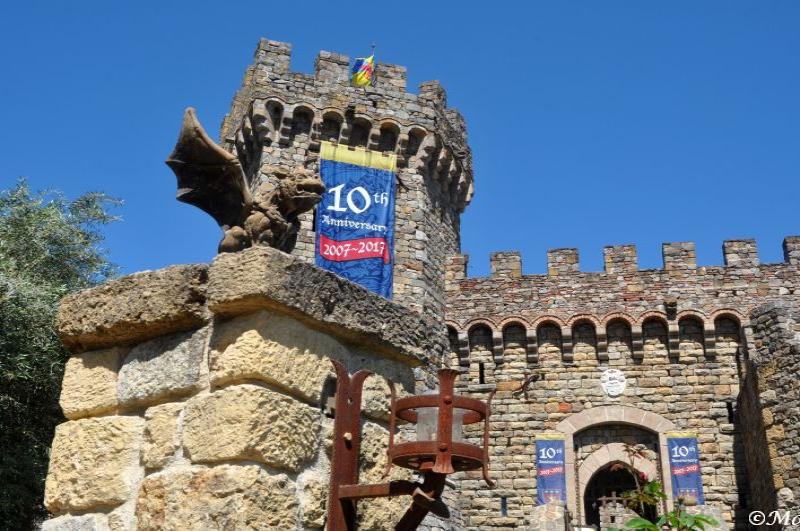 Castello Di Amorosa: каменная башня с драконом и баннером 10-летия
